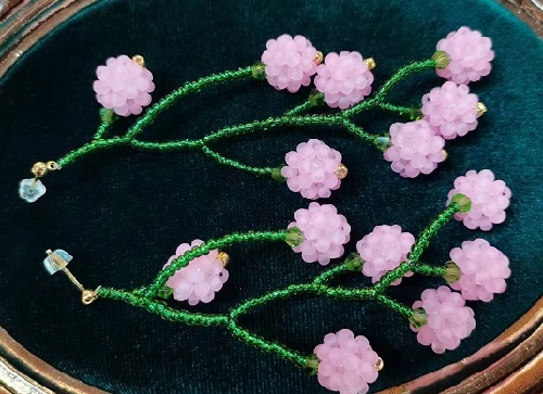 8月28日，手工活拿回家做在哪里找，居家就業(yè)好副業(yè)，在手工之家，靈活就業(yè)指什么合作，圖為串珠米珠繡手工產(chǎn)品剪影