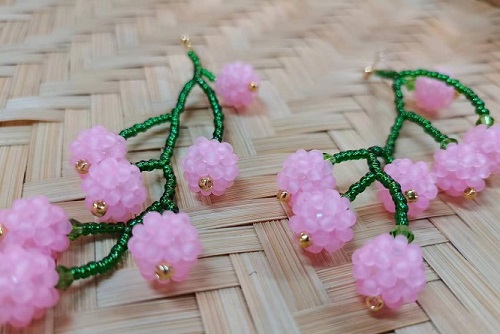 8月28日，手工活拿回家做在哪里找，居家就業(yè)好副業(yè)，在手工之家，靈活就業(yè)指什么合作，圖為串珠米珠繡手工產(chǎn)品剪影