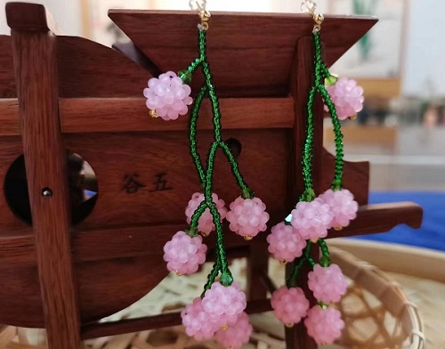 8月28日，手工活拿回家做在哪里找，居家就業(yè)好副業(yè)，在手工之家，靈活就業(yè)指什么合作，圖為串珠米珠繡手工產(chǎn)品剪影