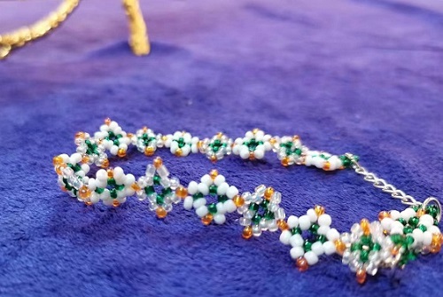 8月29日，手工活接單正規(guī)平臺，可靠的串珠手工，開飾品加工廠，在手工之家，應(yīng)該如何手工創(chuàng)業(yè)，圖為串珠米珠繡手工產(chǎn)品剪影