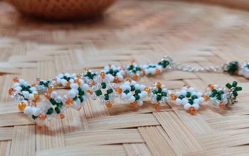 8月29日，手工活接單正規(guī)平臺，可靠的串珠手工，開飾品加工廠，在手工之家，應(yīng)該如何手工創(chuàng)業(yè)，圖為串珠米珠繡手工產(chǎn)品剪影