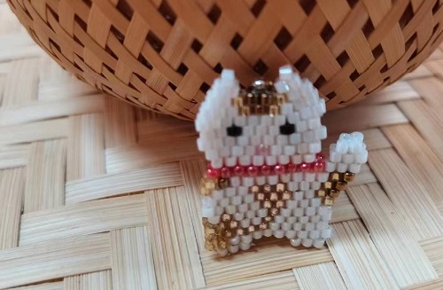 8月30日，在家可以做的兼職工作，拿回家做的手工項(xiàng)目，開(kāi)飾品加工廠，月底了,手工之家有適合你的手工合作方式，圖為串珠米珠繡手工產(chǎn)品剪影