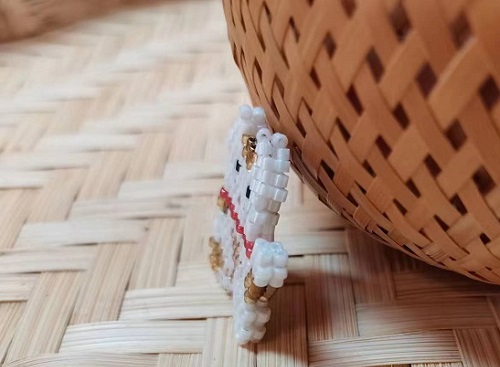 8月30日，在家可以做的兼職工作，拿回家做的手工項(xiàng)目，開(kāi)飾品加工廠，月底了,手工之家有適合你的手工合作方式，圖為串珠米珠繡手工產(chǎn)品剪影