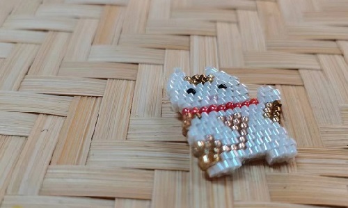 8月30日，在家可以做的兼職工作，拿回家做的手工項(xiàng)目，開(kāi)飾品加工廠，月底了,手工之家有適合你的手工合作方式，圖為串珠米珠繡手工產(chǎn)品剪影