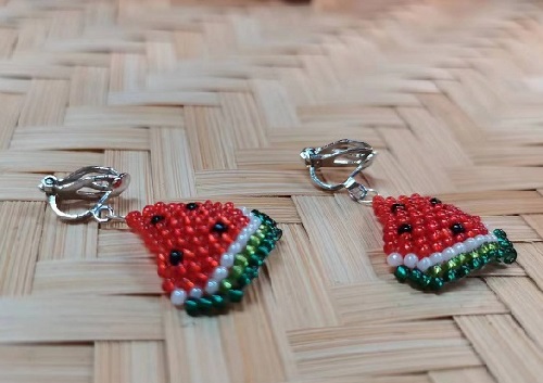 8月31日，可在家做的兼職手工活，在家做串珠手工掙錢，開飾品加工廠，每一件合格的產(chǎn)品都是手工之家和加工人員共同的努力，圖為串珠米珠繡手工產(chǎn)品剪影