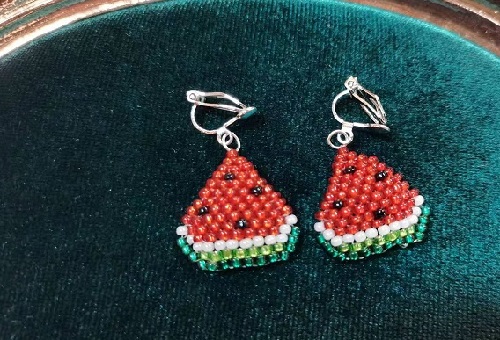 8月31日，可在家做的兼職手工活，在家做串珠手工掙錢，開飾品加工廠，每一件合格的產(chǎn)品都是手工之家和加工人員共同的努力，圖為串珠米珠繡手工產(chǎn)品剪影