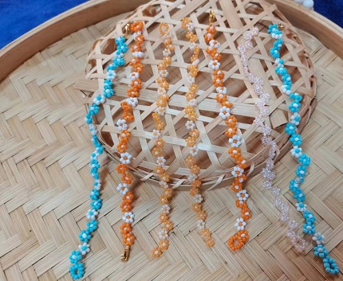 9月1日，外發(fā)手工領(lǐng)回家做，靈活就業(yè)好副業(yè)，開飾品加工廠，在手工之家，合作的根本是服務(wù)、是共贏，圖為串珠米珠繡手工產(chǎn)品剪影