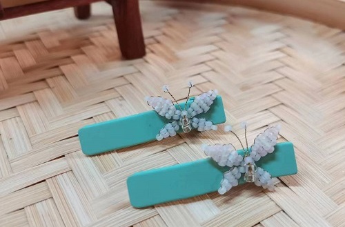 9月2日，手工活外發(fā)加工可靠嗎？純手工串珠靈活就業(yè)，開飾品加工廠，在手工之家自由靈活合作，加工銷售都可以，圖為串珠米珠繡手工產(chǎn)品剪影