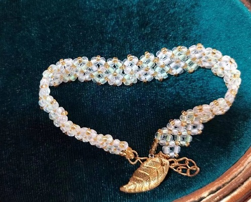 9月3日，外發(fā)加工接單，正規(guī)手工活兼職拿回家做，開(kāi)飾品加工廠，在手工之家，收入主要是這幾方面，圖為串珠米珠繡手工產(chǎn)品剪影