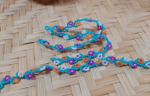 9月4日，手工活兼職招聘信息，正規(guī)可靠的手工項目，開飾品加工廠，手工之家的良好發(fā)展在于不斷創(chuàng)新，圖為串珠米珠繡手工產(chǎn)品剪影