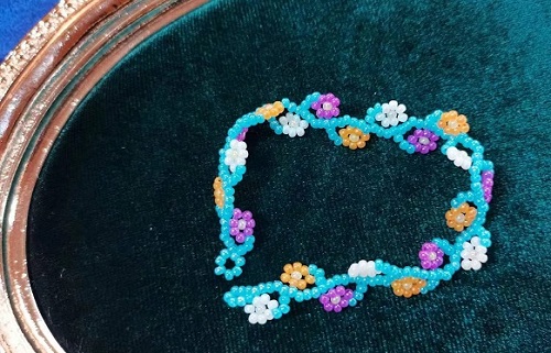 9月4日，手工活兼職招聘信息，正規(guī)可靠的手工項目，開飾品加工廠，手工之家的良好發(fā)展在于不斷創(chuàng)新，圖為串珠米珠繡手工產(chǎn)品剪影