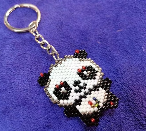 9月5日，哪里可以做手工活兼職，靈活就業(yè)好選擇，開(kāi)飾品加工廠，在手工之家，剛開(kāi)始合作要注意什么？圖為串珠米珠繡手工產(chǎn)品剪影