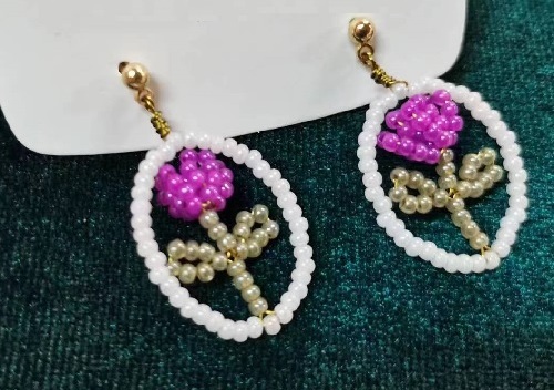 9月6日，在家里就能賺錢的工作，帶回家做的手工，開飾品加工廠，手工之家的手工適合居家創(chuàng)業(yè)，圖為串珠米珠繡手工產(chǎn)品剪影