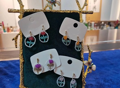 9月6日，在家里就能賺錢的工作，帶回家做的手工，開飾品加工廠，手工之家的手工適合居家創(chuàng)業(yè)，圖為串珠米珠繡手工產(chǎn)品剪影