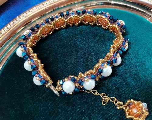 9月7日，家里干的手工活兼職，純手工加工項目，開飾品加工廠，在手工之家，要掙錢就要動起來，圖為飾品類串珠純手工產(chǎn)品剪影