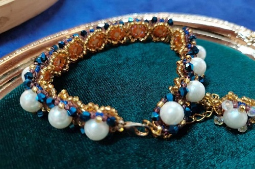 9月7日，家里干的手工活兼職，純手工加工項目，開飾品加工廠，在手工之家，要掙錢就要動起來，圖為飾品類串珠純手工產(chǎn)品剪影