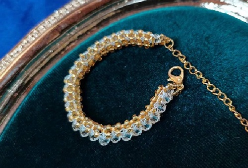 9月9日，手工活外發(fā)加工正規(guī)廠家直接發(fā)貨，純手工串珠，開飾品加工廠，在手工之家，重質(zhì)量才能收入好，圖為飾品類串珠純手工產(chǎn)品剪影