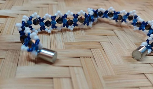 9月10日，在家做的手工活正規(guī)平臺 拿回家做的手工項目，開飾品加工廠，手工之家的手工農(nóng)村城市都能做，圖為飾品類串珠純手工產(chǎn)品剪影