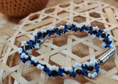 9月10日，在家做的手工活正規(guī)平臺 拿回家做的手工項目，開飾品加工廠，手工之家的手工農(nóng)村城市都能做，圖為飾品類串珠純手工產(chǎn)品剪影