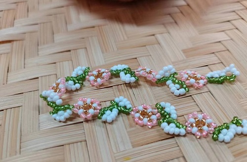 9月11日，手工活外發(fā)加工可靠嗎？靈活就業(yè)好手工，開飾品加工廠，手工之家的產(chǎn)品優(yōu)勢(shì)，圖為飾品類串珠純手工產(chǎn)品剪影