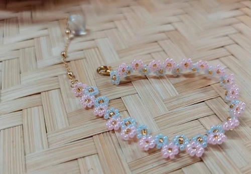 9月13日，寶媽手工活兼職，正規(guī)手工接單平臺，開飾品加工廠，在手工之家，認(rèn)真做好收獲，圖為飾品類串珠純手工產(chǎn)品剪影