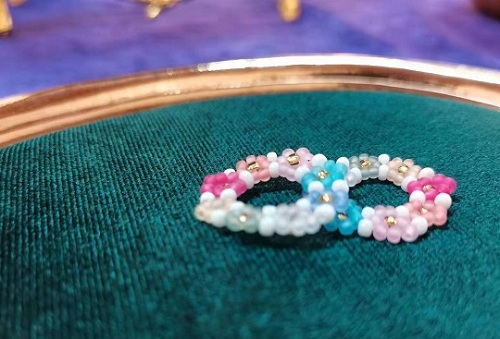 9月14日，外發(fā)加工接單平臺，靈活就業(yè)手工飾品廠項目，開飾品加工廠，在手工之家，從加工到銷售都讓人放心，圖為飾品類串珠純手工產(chǎn)品剪影