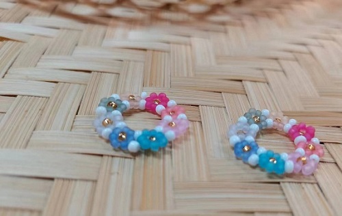 9月14日，外發(fā)加工接單平臺，靈活就業(yè)手工飾品廠項目，開飾品加工廠，在手工之家，從加工到銷售都讓人放心，圖為飾品類串珠純手工產(chǎn)品剪影