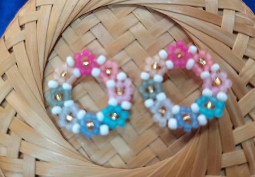 9月14日，外發(fā)加工接單平臺，靈活就業(yè)手工飾品廠項目，開飾品加工廠，在手工之家，從加工到銷售都讓人放心，圖為飾品類串珠純手工產(chǎn)品剪影