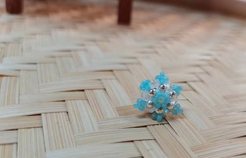 9月15日，手工活外發(fā)加工網(wǎng)，靈活就業(yè)好項(xiàng)目，開飾品加工廠，在手工之家，重合作、重服務(wù)就是敬業(yè)的體現(xiàn)，圖為飾品類串珠純手工產(chǎn)品剪影