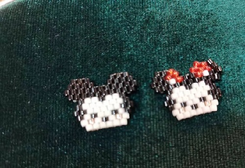 9月16日，在家能做的手工活兼職，帶回家做的手工項目，老手工平臺，開飾品加工廠，手工之家的手工特點讓大家滿意，圖為飾品類串珠純手工產(chǎn)品剪影