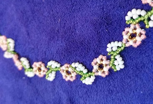 9月17日，手工活外發(fā)一手貨源，在家做手工掙錢，靈活就業(yè)好手工項目，開飾品加工廠，手工之家的合作人員都很努力，圖為飾品類串珠純手工產(chǎn)品剪影