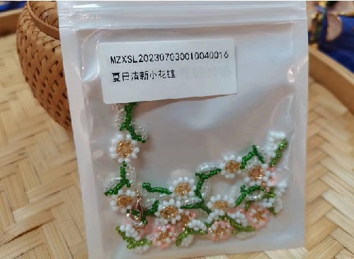 9月17日，手工活外發(fā)一手貨源，在家做手工掙錢，靈活就業(yè)好手工項目，開飾品加工廠，手工之家的合作人員都很努力，圖為飾品類串珠純手工產(chǎn)品剪影