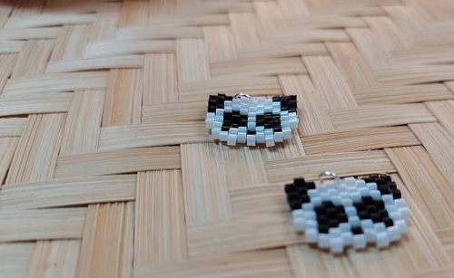 9月18日，在家里就能賺錢的工作，正規(guī)手工項目，靈活就業(yè)好選擇，開飾品加工廠，在手工之家，放心踏實就是良好合作的證明，圖為飾品類串珠純手工產(chǎn)品剪影