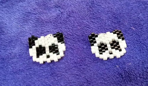 9月18日，在家里就能賺錢的工作，正規(guī)手工項目，靈活就業(yè)好選擇，開飾品加工廠，在手工之家，放心踏實就是良好合作的證明，圖為飾品類串珠純手工產(chǎn)品剪影