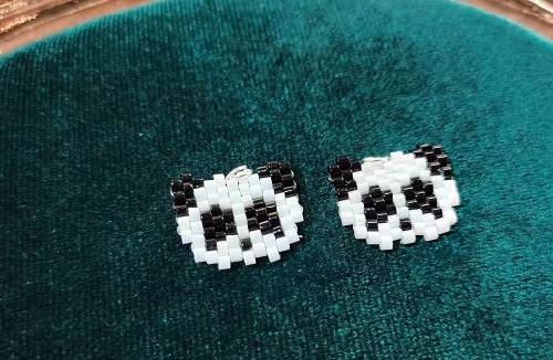 9月18日，在家里就能賺錢的工作，正規(guī)手工項目，靈活就業(yè)好選擇，開飾品加工廠，在手工之家，放心踏實就是良好合作的證明，圖為飾品類串珠純手工產(chǎn)品剪影