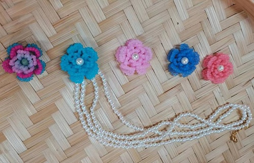 9月19日，手工活拿回家做在哪里找？居家專兼職的好副業(yè)，開飾品加工廠，正規(guī)廠家才能讓大家更好地手工掙錢，圖為手工之家飾品類串珠純手工產(chǎn)品剪影