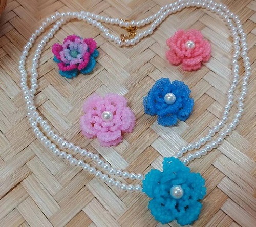 9月19日，手工活拿回家做在哪里找？居家專兼職的好副業(yè)，開飾品加工廠，正規(guī)廠家才能讓大家更好地手工掙錢，圖為手工之家飾品類串珠純手工產(chǎn)品剪影