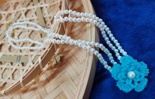 9月19日，手工活拿回家做在哪里找？居家專兼職的好副業(yè)，開飾品加工廠，正規(guī)廠家才能讓大家更好地手工掙錢，圖為手工之家飾品類串珠純手工產(chǎn)品剪影