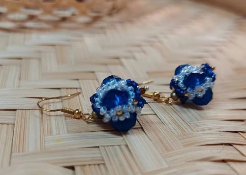 9月20日，手工活接單正規(guī)平臺(tái)，拿回家做的手工項(xiàng)目，開飾品加工廠，在手工之家，加工人員如何銷售產(chǎn)品掙錢，圖為飾品類串珠純手工產(chǎn)品剪影