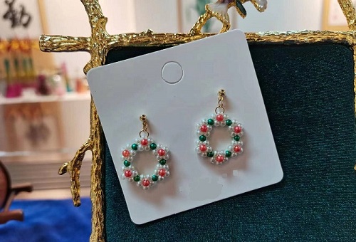 9月21日，可在家做的兼職手工活，想接正規(guī)廠家手工項(xiàng)目,開(kāi)飾品加工廠，在手工之家，貼心服務(wù)讓人滿意，圖為飾品類串珠純手工產(chǎn)品剪影