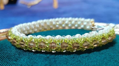 9月23日，外發(fā)手工活正規(guī)平臺(tái)，居家手工串珠靈活就業(yè)，開(kāi)飾品加工廠，在手工之家，服務(wù)和誠(chéng)信是發(fā)展的法寶，圖為飾品類串珠純手工產(chǎn)品剪影