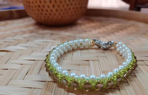 9月23日，外發(fā)手工活正規(guī)平臺(tái)，居家手工串珠靈活就業(yè)，開(kāi)飾品加工廠，在手工之家，服務(wù)和誠(chéng)信是發(fā)展的法寶，圖為飾品類串珠純手工產(chǎn)品剪影