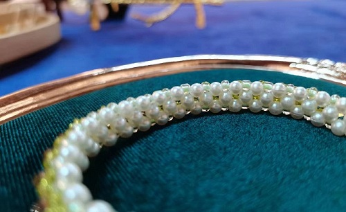 9月23日，外發(fā)手工活正規(guī)平臺(tái)，居家手工串珠靈活就業(yè)，開(kāi)飾品加工廠，在手工之家，服務(wù)和誠(chéng)信是發(fā)展的法寶，圖為飾品類串珠純手工產(chǎn)品剪影