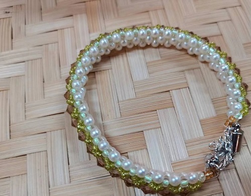 9月23日，外發(fā)手工活正規(guī)平臺(tái)，居家手工串珠靈活就業(yè)，開(kāi)飾品加工廠，在手工之家，服務(wù)和誠(chéng)信是發(fā)展的法寶，圖為飾品類串珠純手工產(chǎn)品剪影