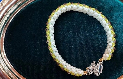 9月23日，外發(fā)手工活正規(guī)平臺(tái)，居家手工串珠靈活就業(yè)，開(kāi)飾品加工廠，在手工之家，服務(wù)和誠(chéng)信是發(fā)展的法寶，圖為飾品類串珠純手工產(chǎn)品剪影