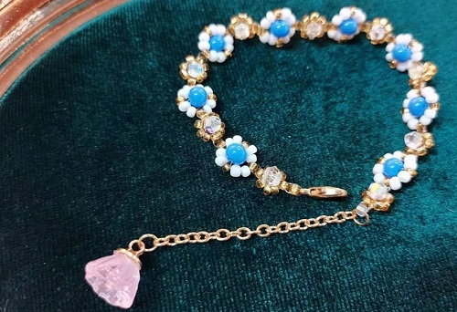 9月24日，在家能做的兼職正規(guī)手工，在家靈活就業(yè)串珠手工項目，開飾品加工廠，在手工之家，如何線上合作，圖為飾品類串珠純手工產(chǎn)品剪影