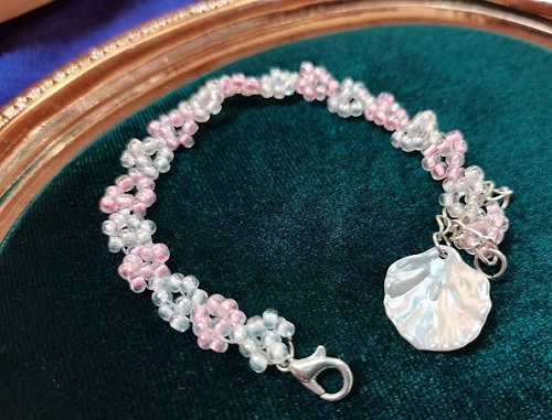 9月25日，兼職手工活外發(fā)加工在家可做，純手工項(xiàng)目在家專兼職都能干，開飾品加工廠，在手工之家，產(chǎn)品材料這樣交流，圖為飾品類串珠純手工產(chǎn)品剪影