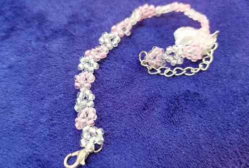 9月25日，兼職手工活外發(fā)加工在家可做，純手工項(xiàng)目在家專兼職都能干，開飾品加工廠，在手工之家，產(chǎn)品材料這樣交流，圖為飾品類串珠純手工產(chǎn)品剪影