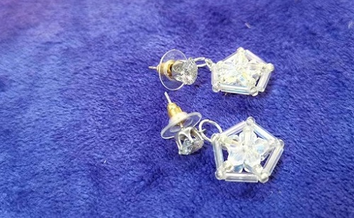 9月26日，手工活外發(fā)加工網(wǎng)，在家做串珠手工掙錢，開飾品加工廠，在手工之家，加工人員這樣做收入更好，圖為飾品類串珠純手工產(chǎn)品剪影