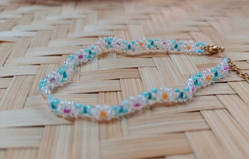 9月27日，在家做兼職的正規(guī)平臺(tái)，在家做手工靈活就業(yè)，開飾品加工廠，在手工之家，人性化服務(wù)是良好合作的助推劑，圖為飾品類串珠純手工產(chǎn)品剪影